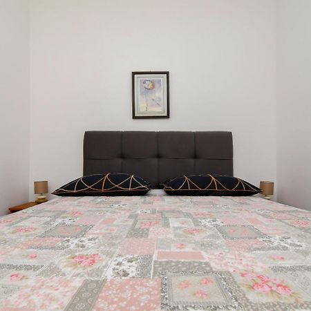 Apartments Biserka - 50 M From Beach Trogir Exterior photo