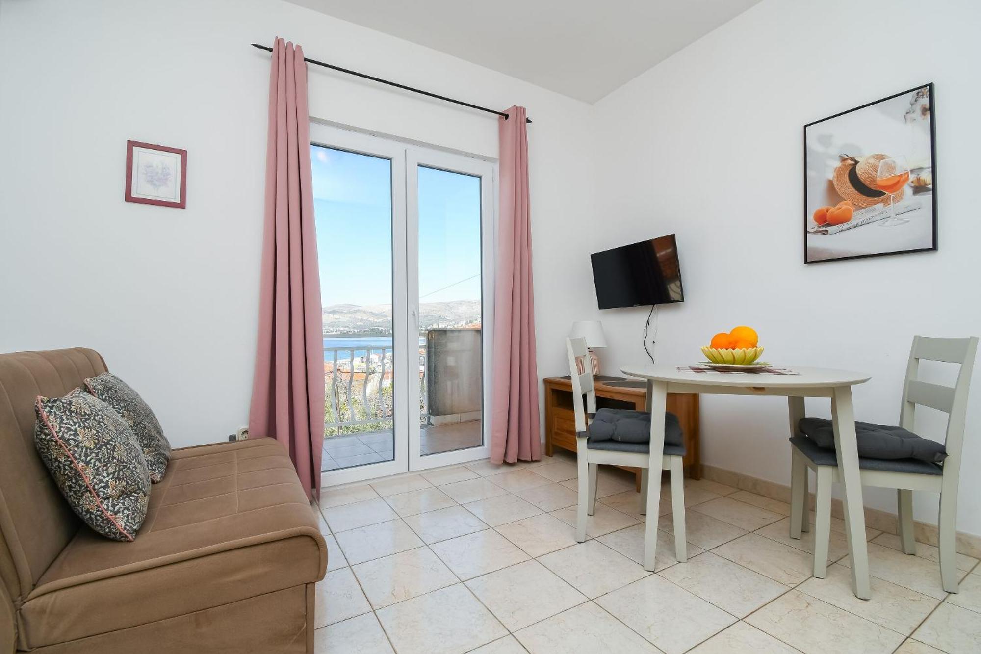 Apartments Biserka - 50 M From Beach Trogir Exterior photo