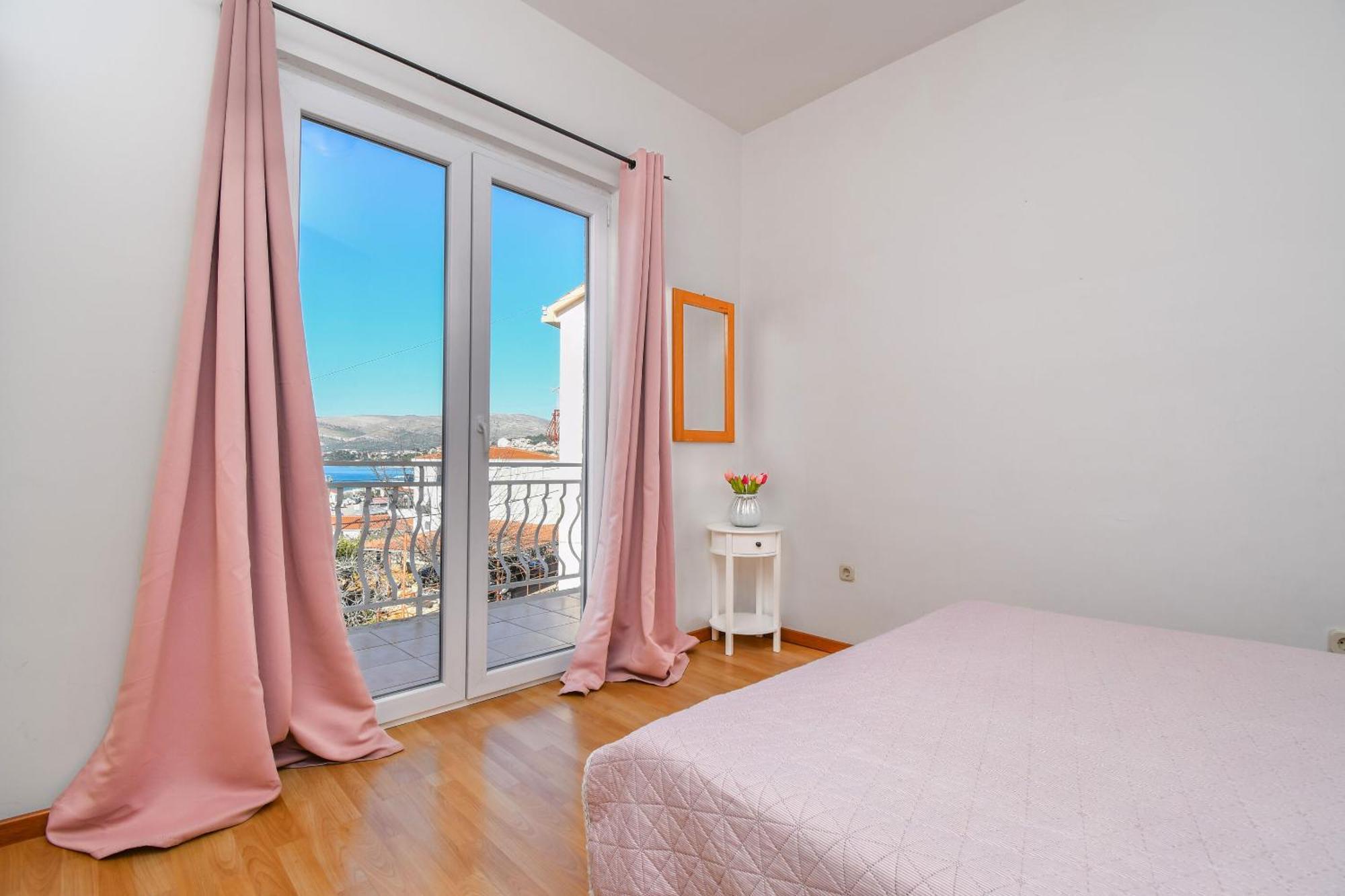 Apartments Biserka - 50 M From Beach Trogir Exterior photo