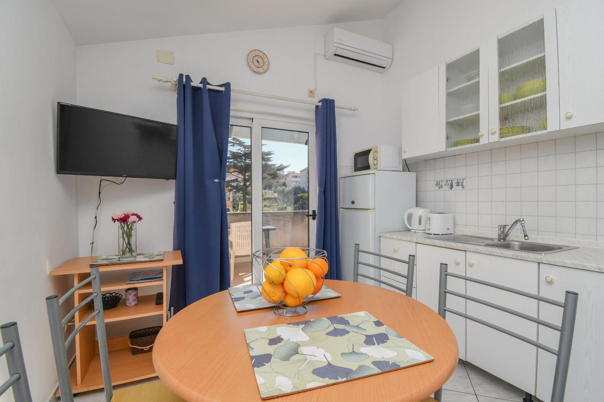 Apartments Biserka - 50 M From Beach Trogir Exterior photo